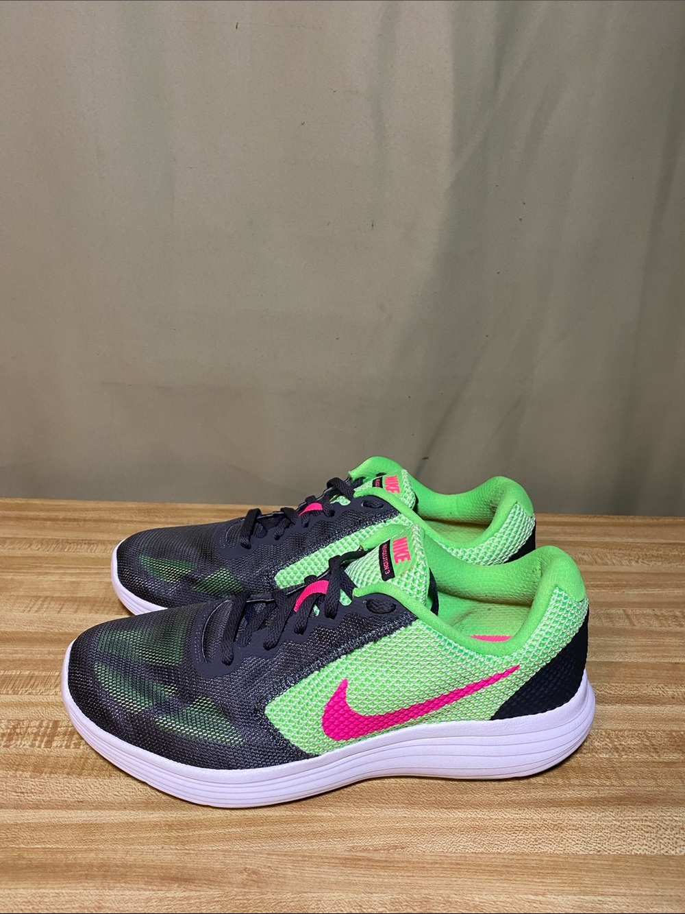 Nike Better World Revolution 3 Women’s Running Shoes Black Green Pink size 9.5